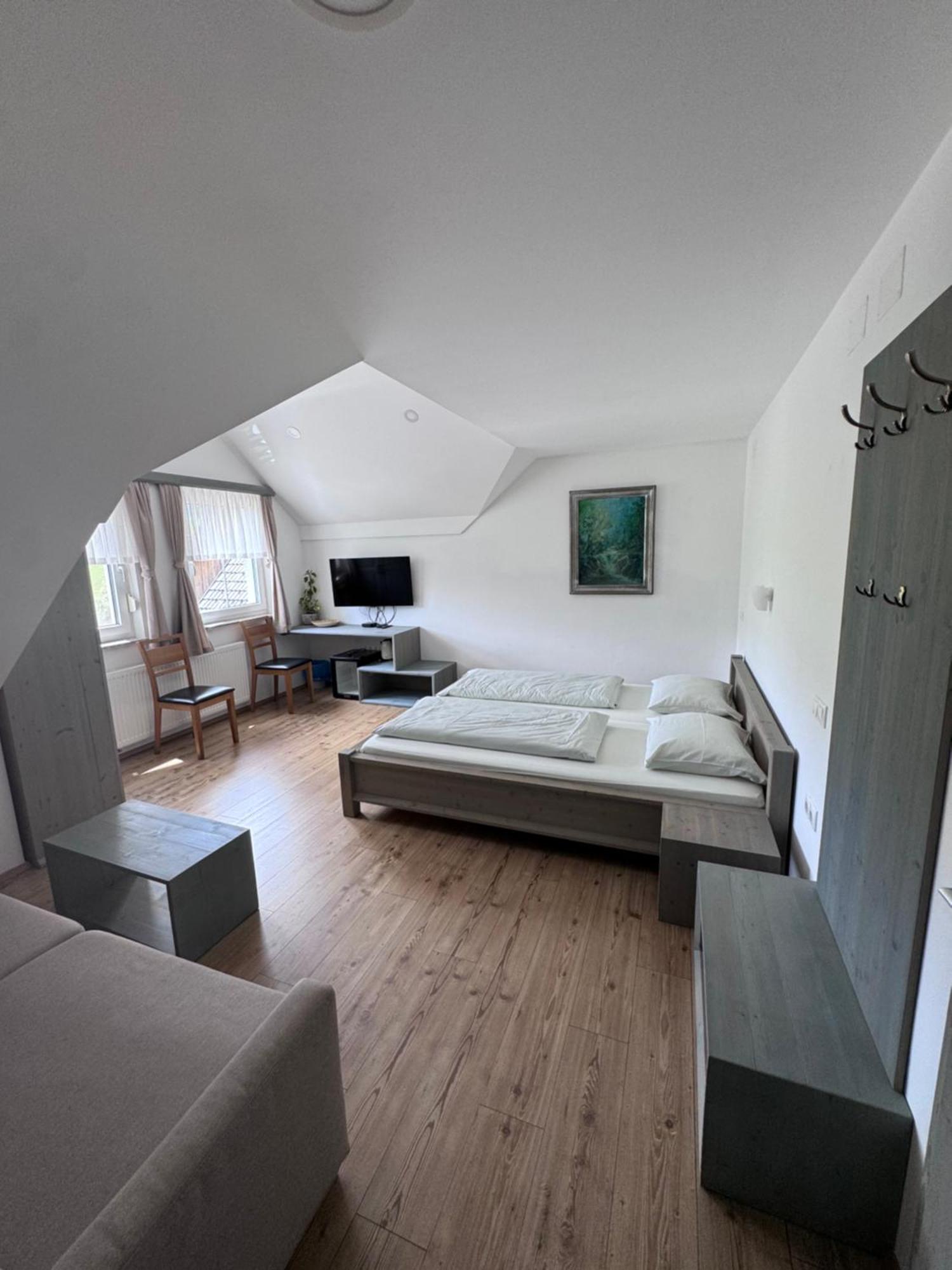 Guesthouse Tolc Spodnja Sorica Eksteriør bilde